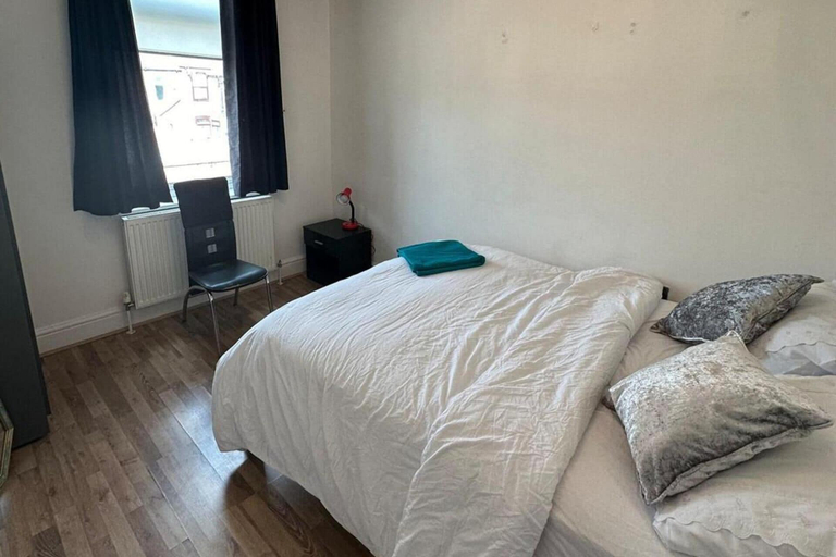 Room 2, 4 Bed House - Sleeps 10 - Garden - Parking - Wifi, Doncaster