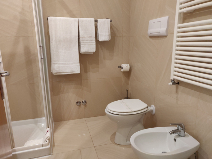 Bathroom 5, Albergo Conte Max, Isernia