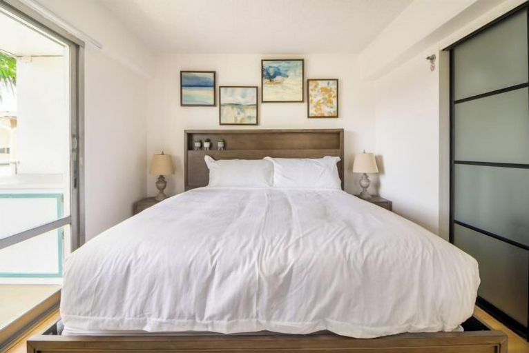 Room 4, City & Palm View Oceanfront Bliss w/ Free Parking, Honolulu