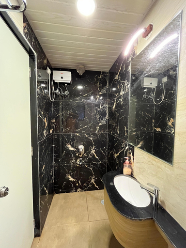 Bathroom 2, Hotel Royal Usi, Ratnagiri