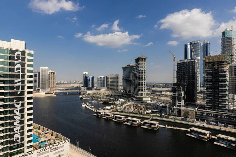 Room 2, Premium Corner Apt 1BD in Jone w Canal View, Dubai