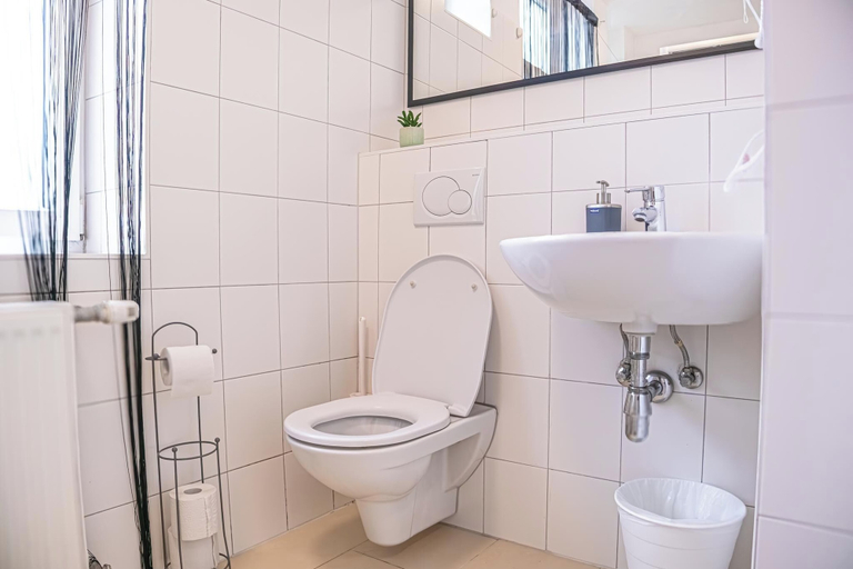 Bathroom 3, Modern 2BR City Apt Near Stadthalle, Wien
