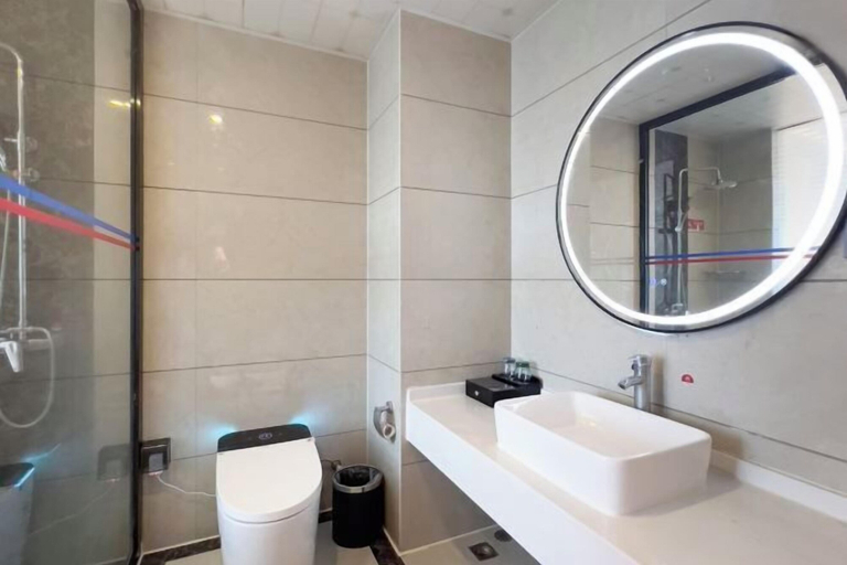 Bathroom 2, man'zhouguo'ji'jiu'dian（anhuaxiyuejiudian), Yiyang