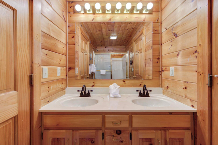 Bathroom 2, Beverly's Bearadise, Sevier