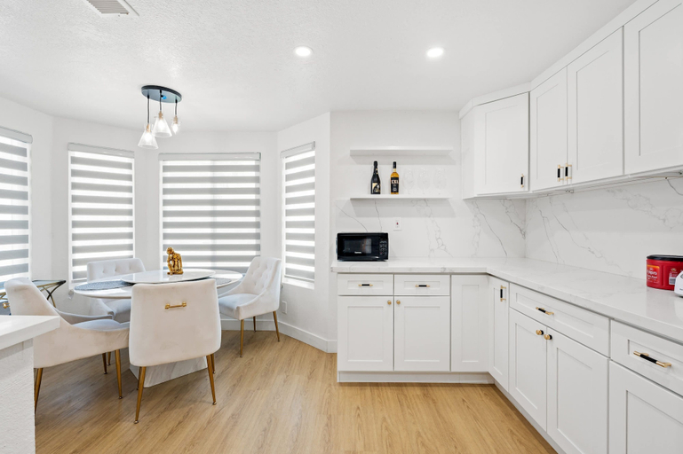 Room 5, Luxe Spacious Home Near Parks Fully Equipped, Riverside