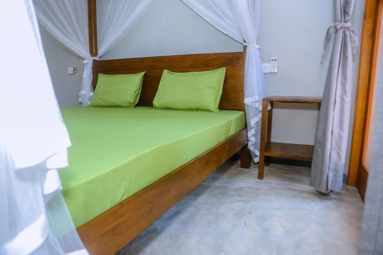 Bedroom 2, Chez Podi Surf Stay, Weligama
