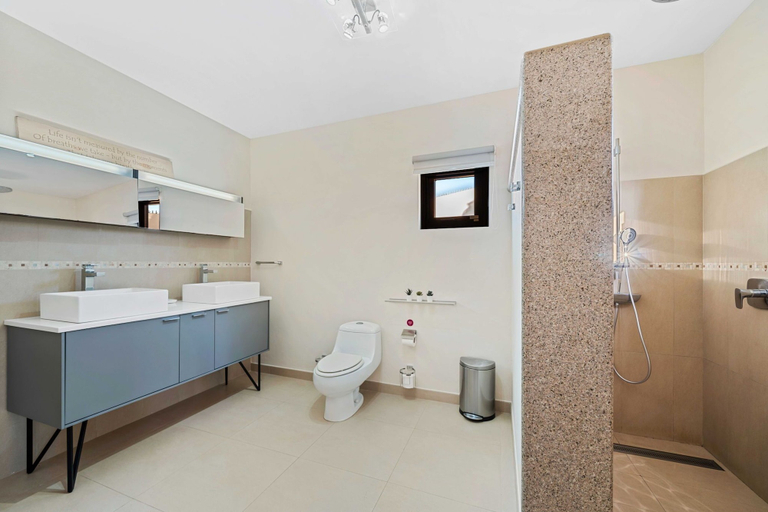 Bathroom 4, Pekinini 15