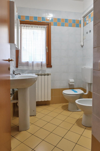 Bathroom 3, Appartamento con due Camere in Residence con Piscina a Rosolina Mare, Rovigo