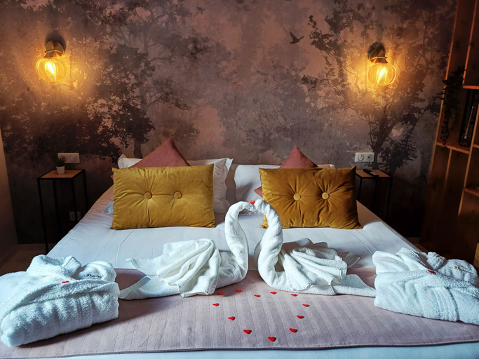 Bedroom 5, Belenos, Côte-d'Or