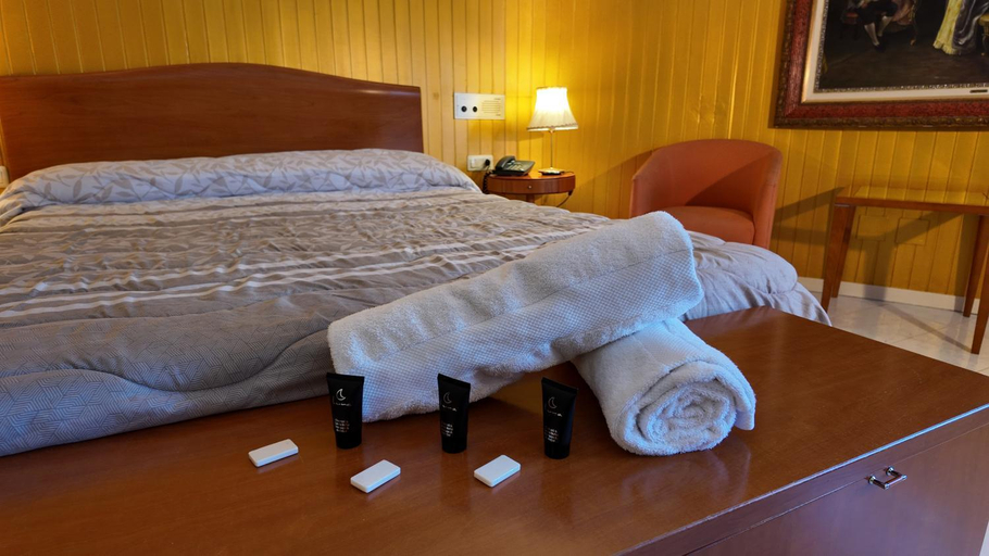 Bedroom 2, Ampuria Inn, Girona