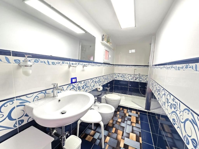 Bathroom 2, Starview, Napoli