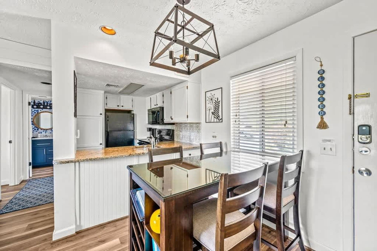 Room 2, Indoor Pool Hot Tub Sleeps 6 Mountain Views, Sevier