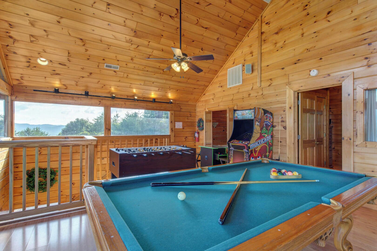 Game room 5, Beverly's Bearadise, Sevier