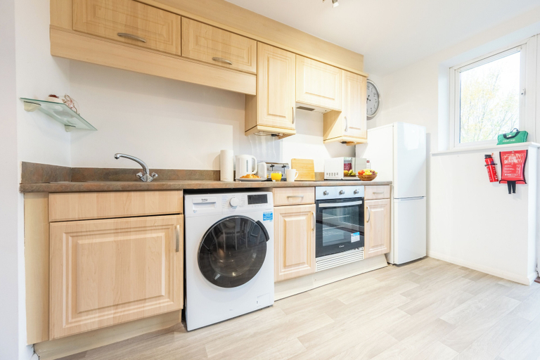 Private kitchen 3, Modern 2BR Apartment with Water Views, Cardiff