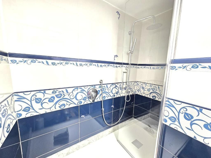 Bathroom 3, Starview, Napoli