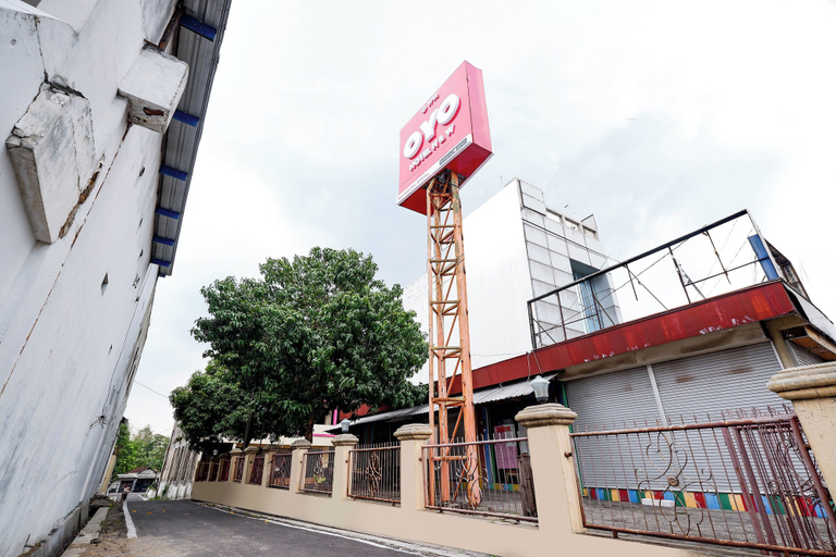 Exterior & Views 1, OYO 1706 Hotel H&w Solo, Karanganyar