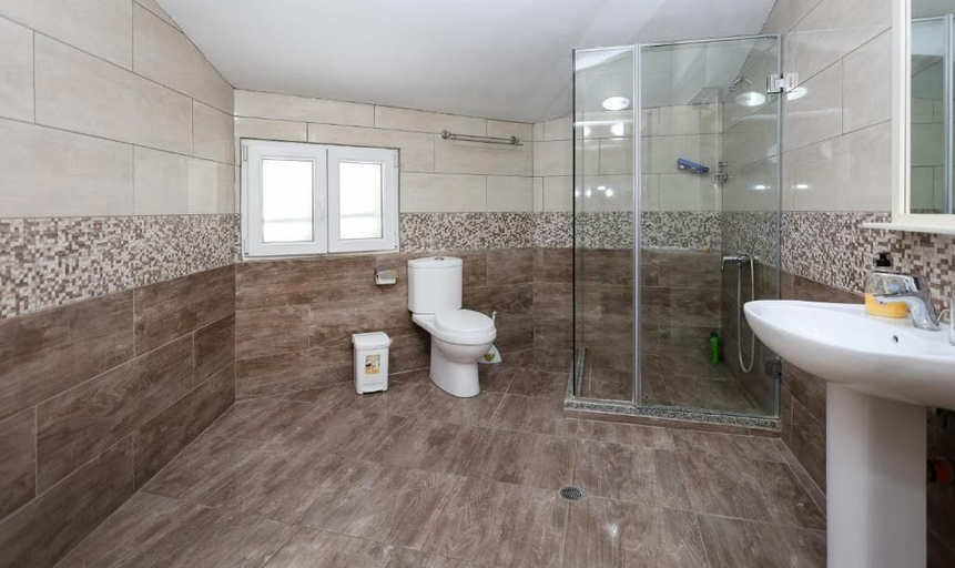 Bathroom 5, Hotel Familja, Beratit