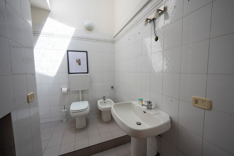 Bathroom 3, Defstero Asteri, Reggio Nell'Emilia