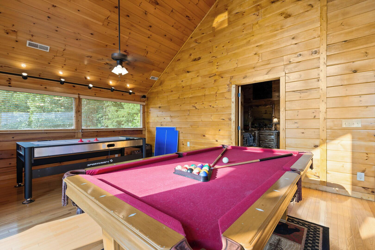 Game room 3, Over the Moon, Sevier