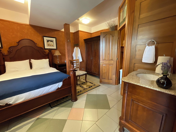 Room 2, Blackbird Glen Bed and Breakfast, Central Okanagan