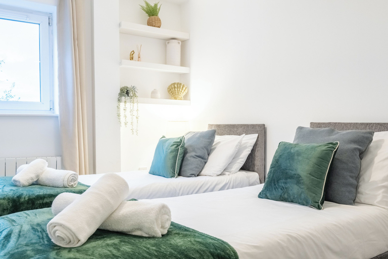 Room 4, Modern 2BR Apartment with Water Views, Cardiff