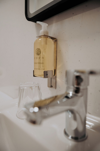Bathroom 3, Fox and Hounds Inn, Carmarthenshire