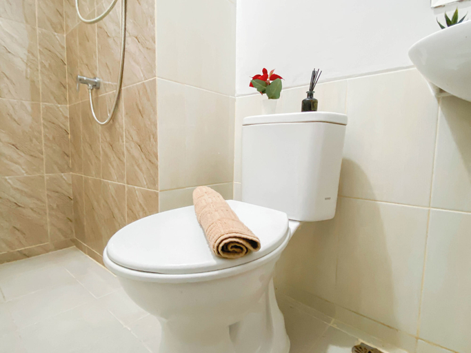 Bathroom 3, Simple 2Br With Extra Room Transpark Juanda Bekasi Timur Apartment, Bekasi