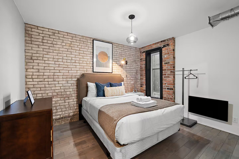 Room 5, AirStay-Bishop, Montréal