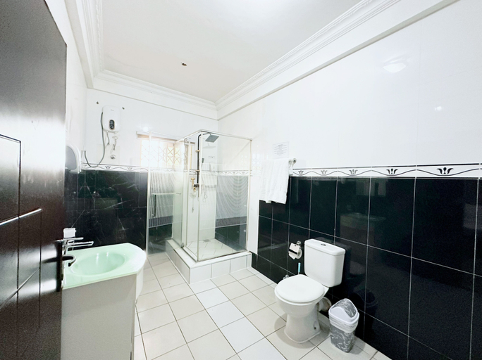 Bathroom 3, Golden Crystal Hotel, Accra