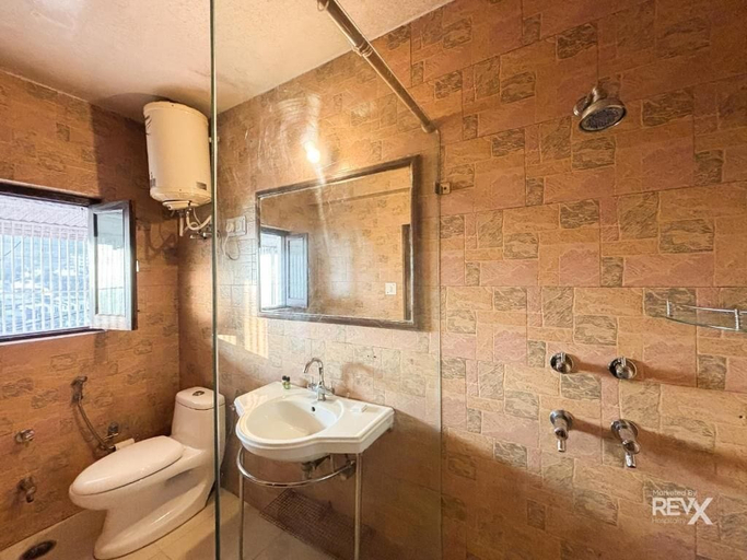 Bathroom 4, Hotel Sunny Cot - Free Mall shuttle and Parking, Dehradun
