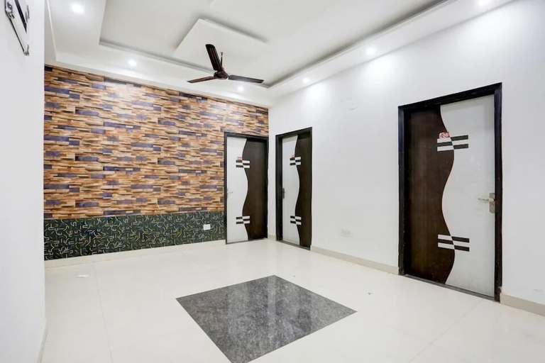Living area, Osho Inn, Delhi
