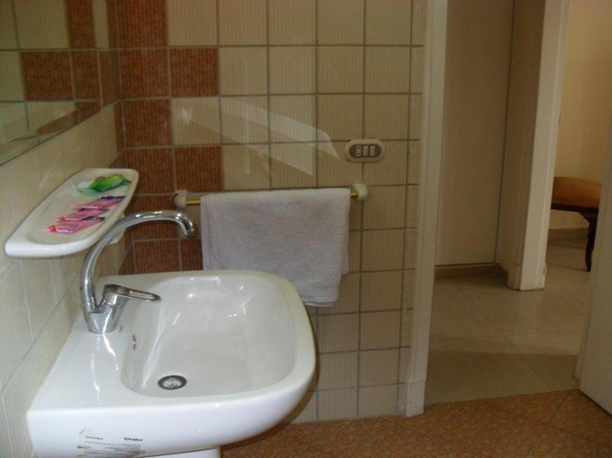 Bathroom 4, Alexander The Great Hotel, Alexandria