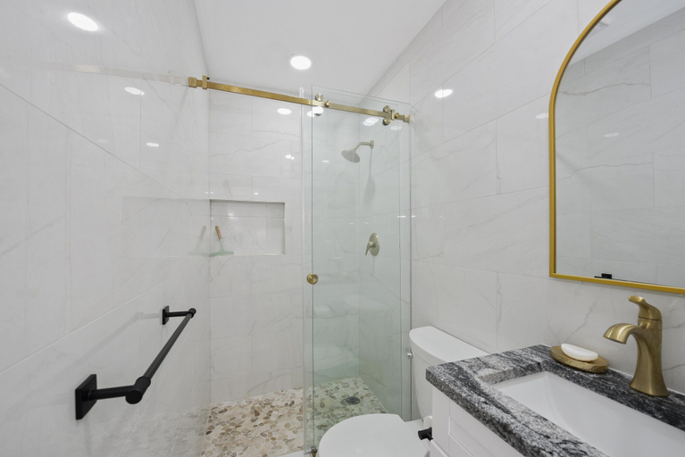 Bathroom 4, Coconut Villa, Lee