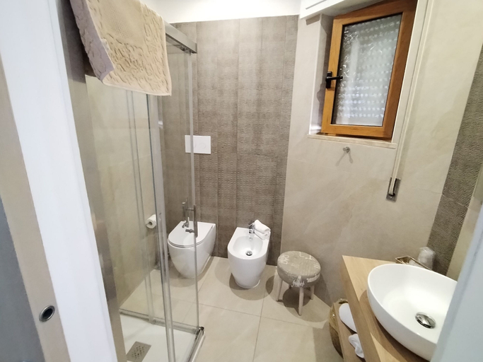 Bathroom 4, hotel ristorante Donatella, Nuoro