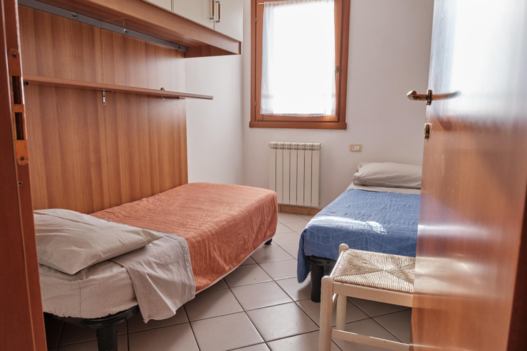 Bedroom 2, Appartamento con due Camere in Residence con Piscina a Rosolina Mare, Rovigo