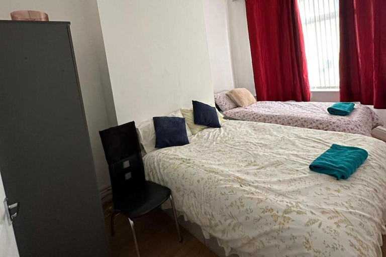 Room 4, 4 Bed House - Sleeps 10 - Garden - Parking - Wifi, Doncaster