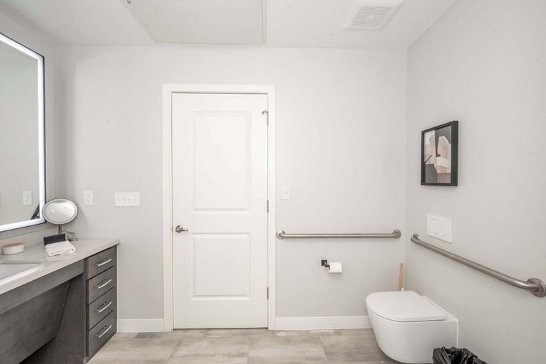 Bathroom 5, Queen City Hideaway, Downtown Studio, Reds, Cincinnati