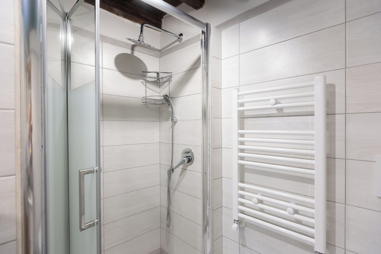 Bathroom shower, Rental in Rome Pantheon by Agrippa Suite Apartment, Roma