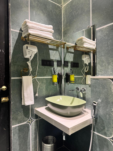 Bathroom 3, Clarks Exotica, Mandu (formerly known as Mandav Heritage Resort), Dhar