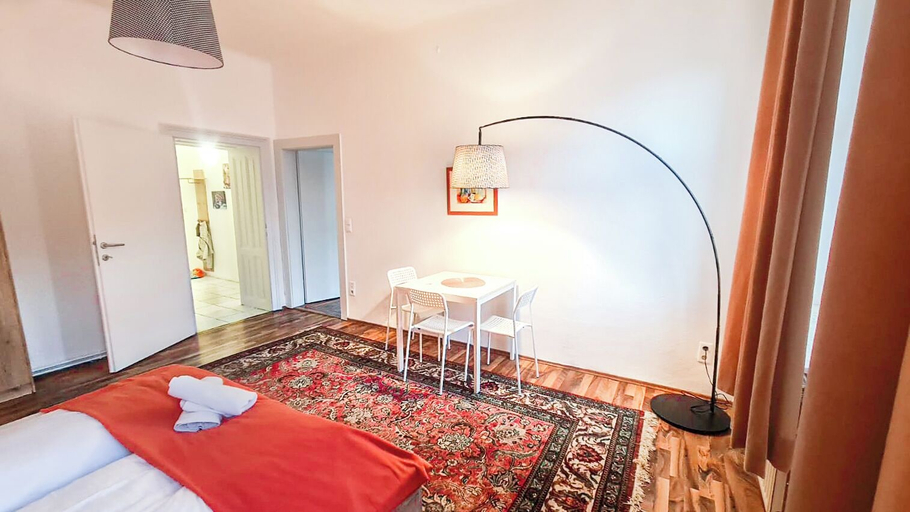 Room 2, Budget 2BR Apartment Near Stadthalle, Wien