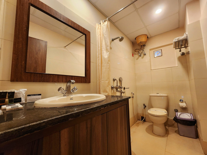 Bathroom 4, Wise Owl Comfotel, Kolkata
