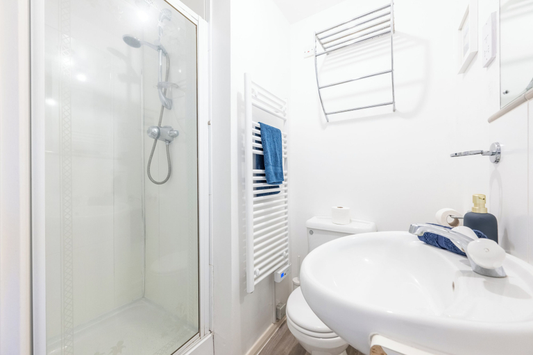 Bathroom 2, Modern 2BR Apartment with Water Views, Cardiff