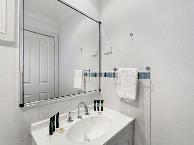 Bathroom 3, Spacious 4-Bed Home 2-Min to the Beach, Eurobodalla