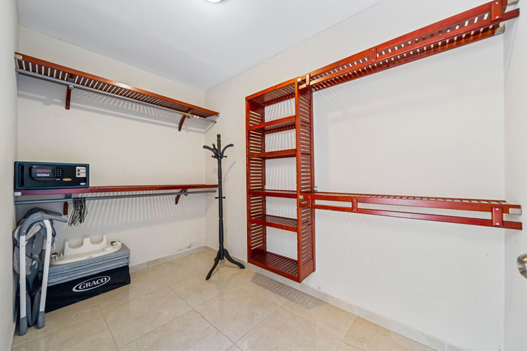 Bedroom 3, Felicidad 30