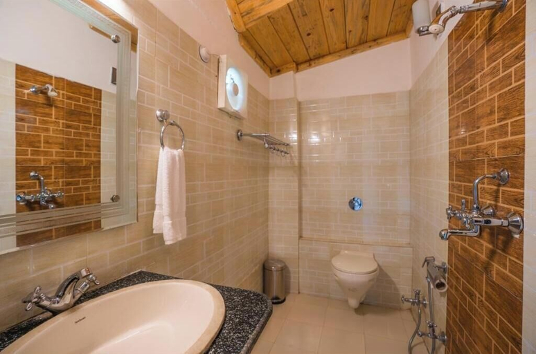 Bathroom, goSTOPS Mukteshwar - Private Rooms and Dorms, Nainital