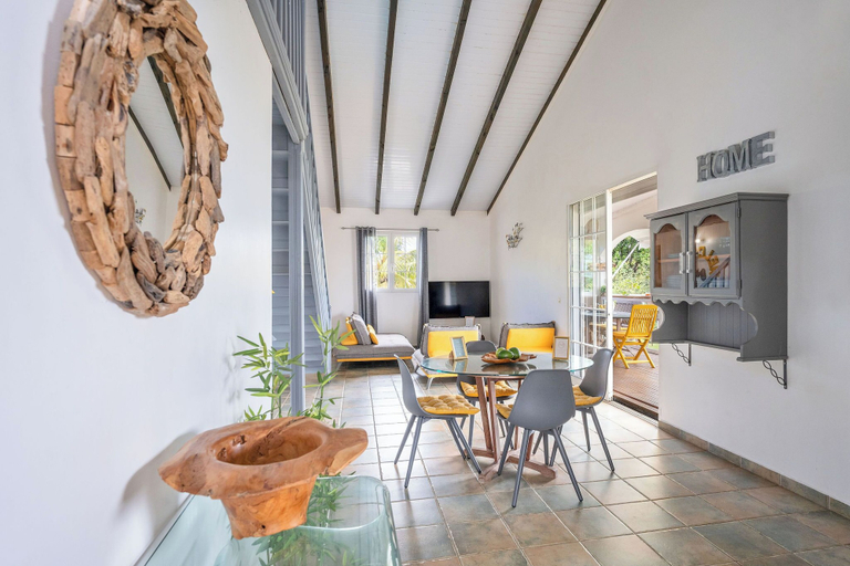 Living area 3, CASA LYDIE - SUITE PISCINE PRIVÉE, Saint-François