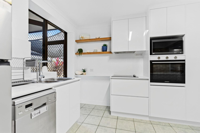 5, Rainforest and Reef Retreat Esplanade Ground Floor Apartment, Cairns