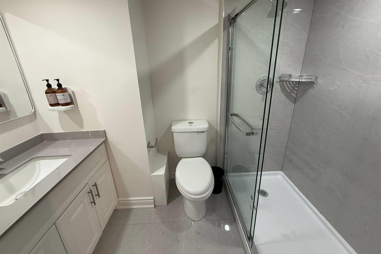 Bathroom 2, Howard Johnson By Wyndham Brampton, Peel