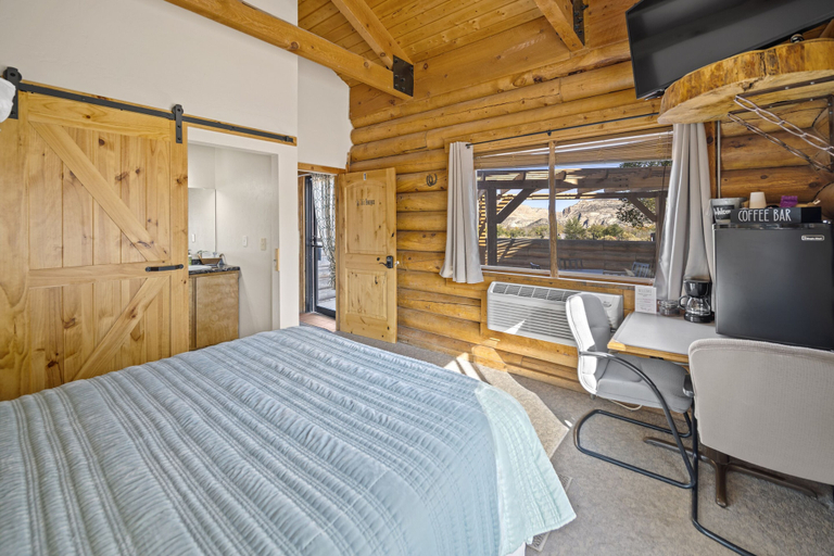 Bedroom 3, Ponderosa Inn, Garfield