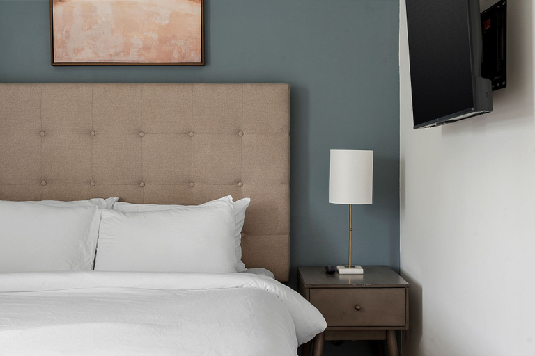 Room 2, Urban Comfort King Bed Rooftop Backyard, Dallas